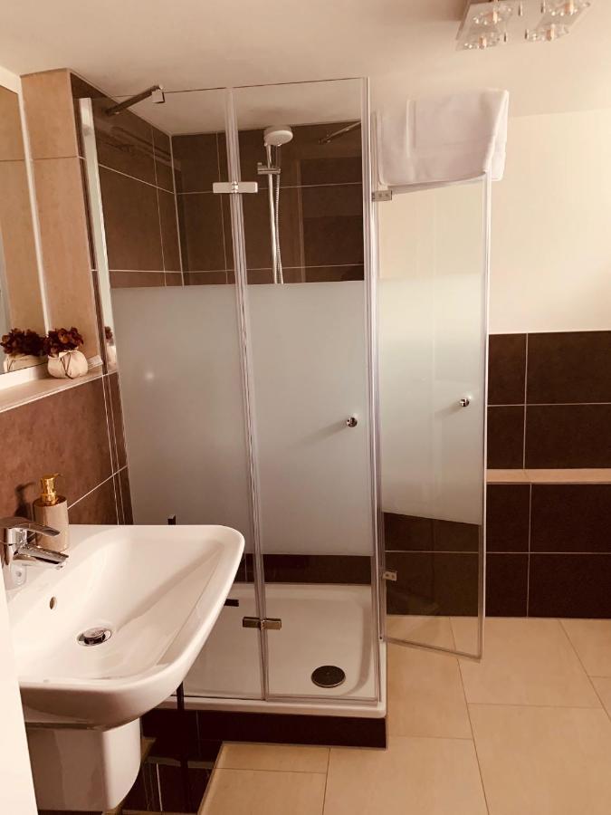 Souterrain Zimmer mit separatem Eingang und Bad Düsseldorf Exterior foto